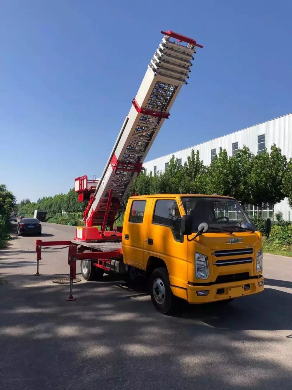 烟台福山附近的云梯车出租服务：轻松解决高空作业需求